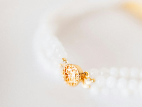 Les fermoirs dans les bijoux anciens et leur signification oubliée