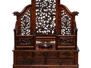 Porte-miroir de table en huanghuali sculpté de dragons, phénix et carpe franchissant la Porte du Dragon, Chine, fin de l'époque Qing.