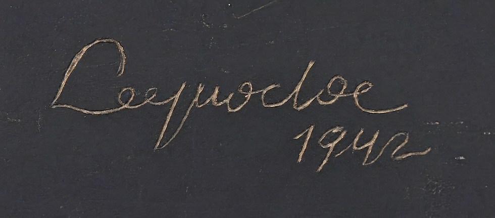 Signature incisée de Lê Quốc Lộc et date 1942 sur un paravent en laque vietnamienne.