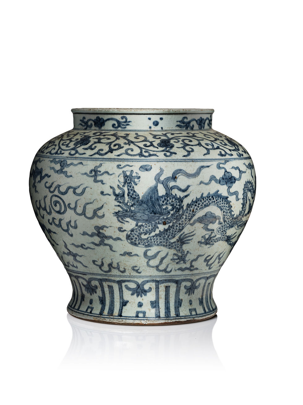 Chine, Dynastie Ming, XVIe siècle Grand vase en porcelaine bleue et blanche. Le corps ovoïde s'élevant vers un épaulement arrondi et surmonté d'un col droit et d'un rebord à lèvre est recouvert de différentes nuances de bleu cobalt, avec une scène continue représentant deux féroces dragons à cinq griffes de profil poursuivant la perle sacrée. Estimation: 1500-2000 euros, en vente le 11 juin 2026 avec la salle des ventes Millon.