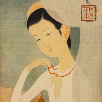 Mai Trung Thu Femme au collier rouge 1942 peinture sur soie représentant une jeune femme vietnamienne contemplant un collier de perles rouges
