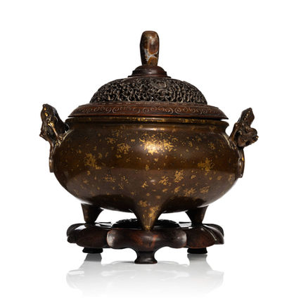Brûle-parfum chinois ancien en bronze moucheté d'or, XVIIe-XVIIIe siècle, expertisé par Gauchet Art Asiatique, avec anses dragons, couvercle en bois ajouré et socle en bois sculpté.