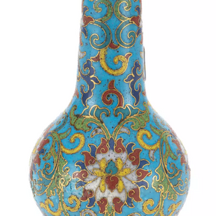 Vaso cloisonné cinese del periodo Qianlong in bronzo dorato e smalti policromi su fondo turchese con decorazione di loto e arabeschi, XVIII secolo.