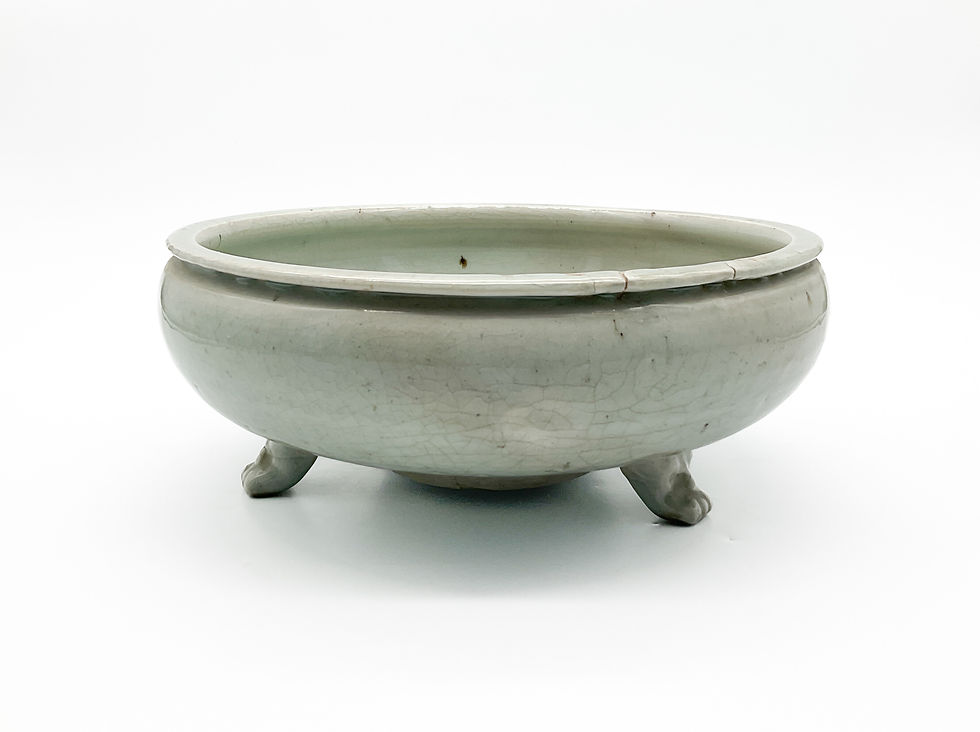 Chine, fin de la dynastie Ming (1368-1644) Encensoir tripode en porcelaine de Longquan de couleur céladon, recouvert d'une épaisse glaçure vert olive présentant de fines craquelures. Adjugé 160 euros