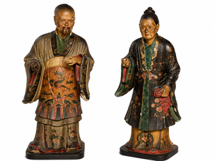 Monumentale paire de magots chinois en stuc polychrome à tête mobile, Canton, vers 1800.