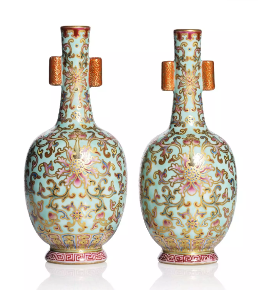 CHINE, Marque et époque Qianlong, XVIIIe siècle Rare paire de vases en porcelaine Montés sur des courts pieds, les panses ovoïdes surmontées de longs cols droits flanqués par deux anses tubulaires 11 000 €
