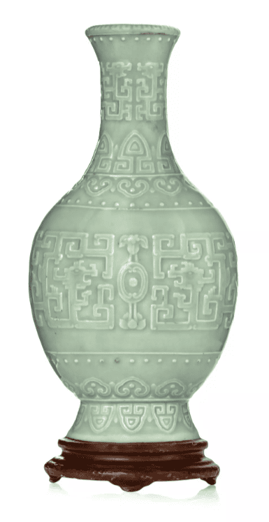 CHINE, Marque et époque Qianlong Rare vase mural en porcelaine De forme balustre, revêtu d'une glaçure monochrome céladon translucide à décor en relief représentant des dragons kui stylisés Adjugé à 28 000 €
