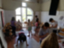 ferias no palco, “A escola, o ensino e as aprendizagens não têm de acontecer apenas dentro das salas de aula”. Esta é a ideia de partida para os ateliers, exclusivos para crianças dos 6 aos 12 anos. Mais do que ocupar os miúdos em tempo de férias, a iniciativa pretende alertar os mais novos para todas as possibilidades de crescimento, aprendizagem e diversão que estão ao nosso alcance todos os dias, em todos os lugares. Férias no Palco é uma produção lendias d encantar, Beja, Portugal