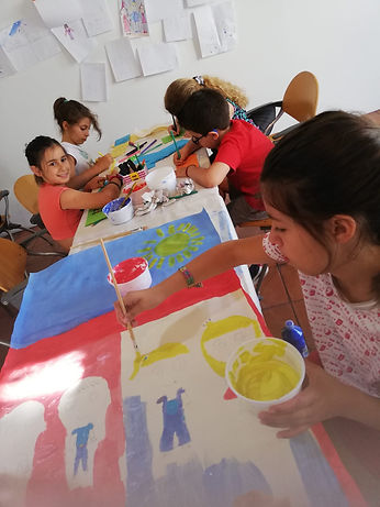 ferias no palco, “A escola, o ensino e as aprendizagens não têm de acontecer apenas dentro das salas de aula”. Esta é a ideia de partida para os ateliers, exclusivos para crianças dos 6 aos 12 anos. Mais do que ocupar os miúdos em tempo de férias, a iniciativa pretende alertar os mais novos para todas as possibilidades de crescimento, aprendizagem e diversão que estão ao nosso alcance todos os dias, em todos os lugares. Férias no Palco é uma produção lendias d encantar, Beja, Portugal