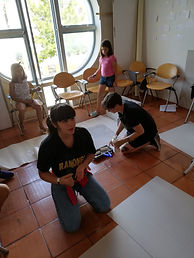 ferias no palco, “A escola, o ensino e as aprendizagens não têm de acontecer apenas dentro das salas de aula”. Esta é a ideia de partida para os ateliers, exclusivos para crianças dos 6 aos 12 anos. Mais do que ocupar os miúdos em tempo de férias, a iniciativa pretende alertar os mais novos para todas as possibilidades de crescimento, aprendizagem e diversão que estão ao nosso alcance todos os dias, em todos os lugares. Férias no Palco é uma produção lendias d encantar, Beja, Portugal