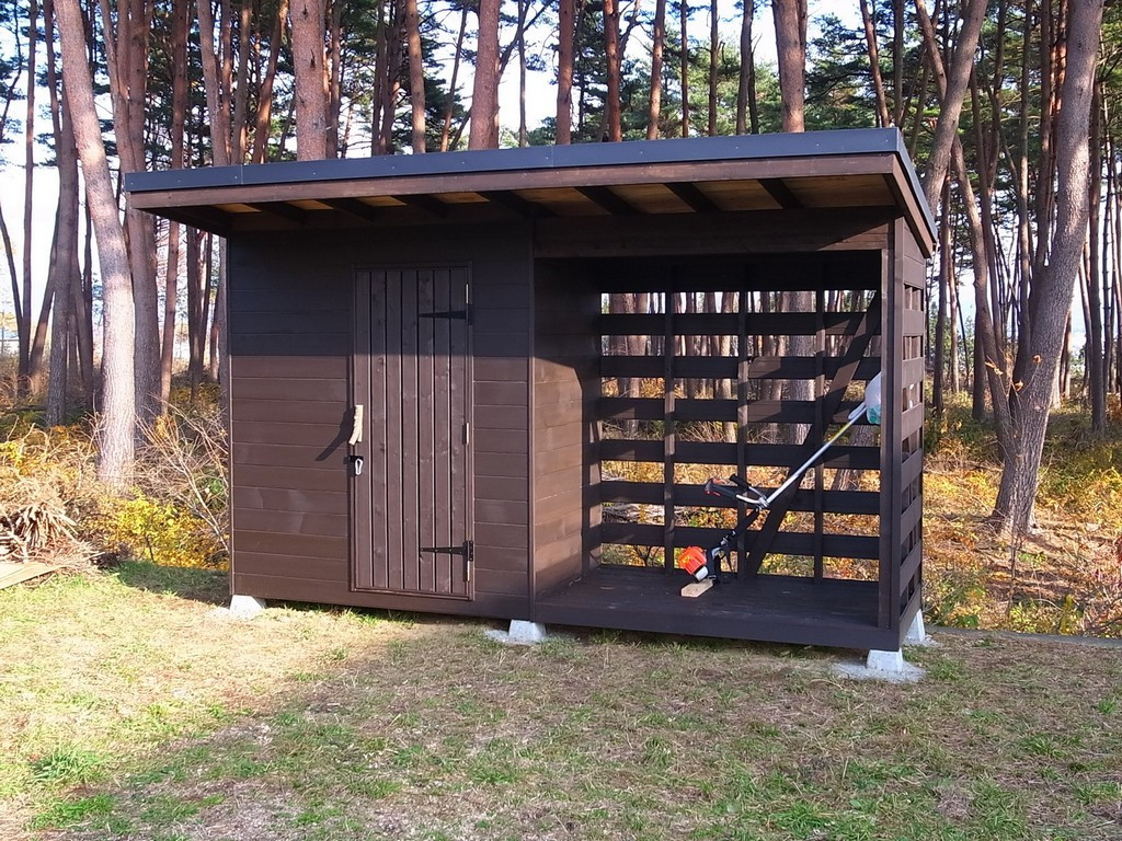 ヤマミチ 施工事例｜ログハウスのお庭にぴったりな木製の薪棚 兼 物置
