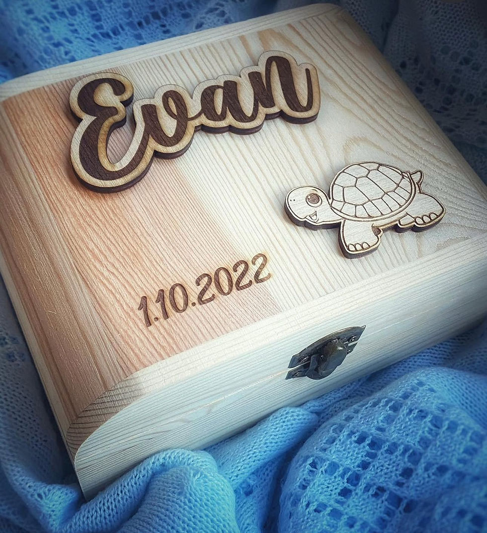 Caja de recuerdos de madera para bebé, personalizada con nombre en relieve, dibujo, frase o fecha grabada.