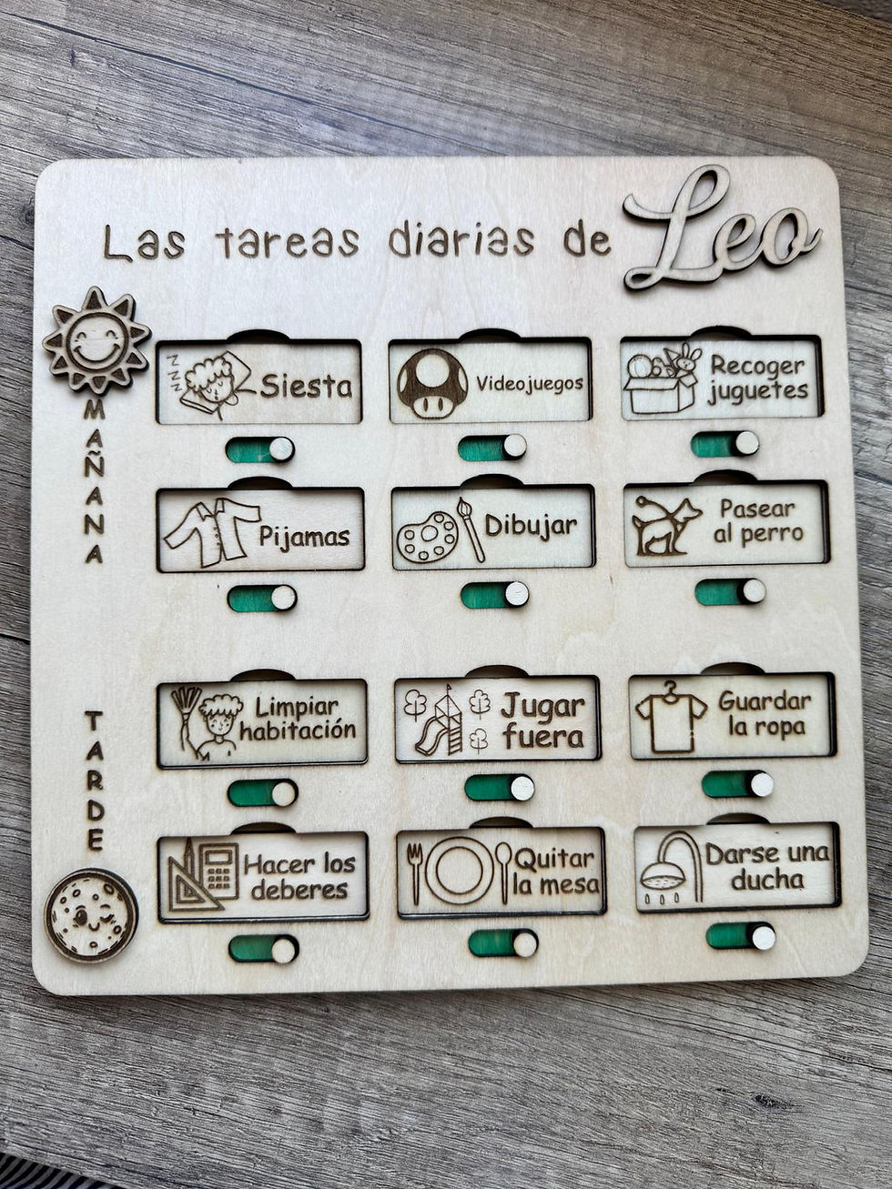 Tablero de tareas diarias en madera para niños, dividido en mañana y tarde, con piezas intercambiables