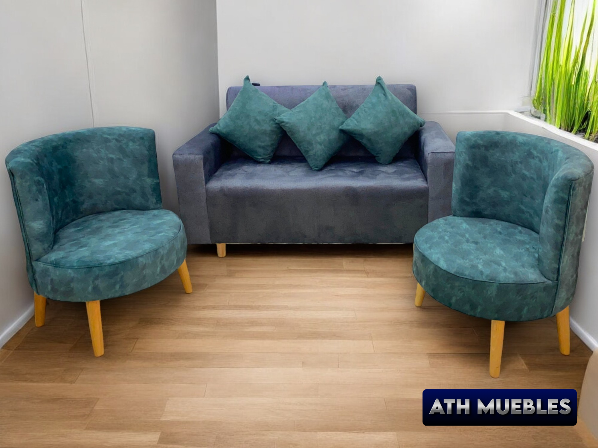 Sala gris con sillas turquesa