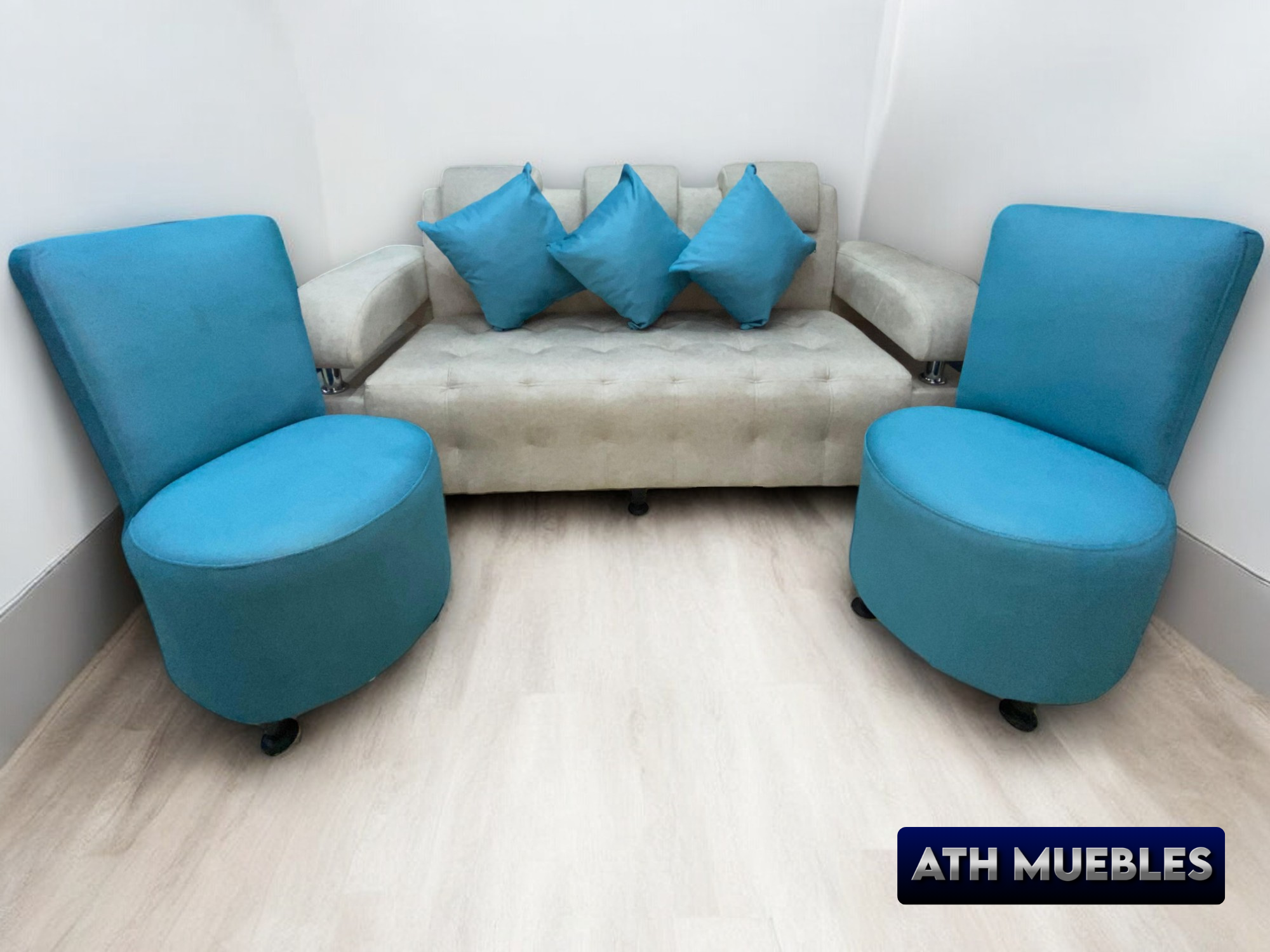 Sala gris con sillas azul cielo