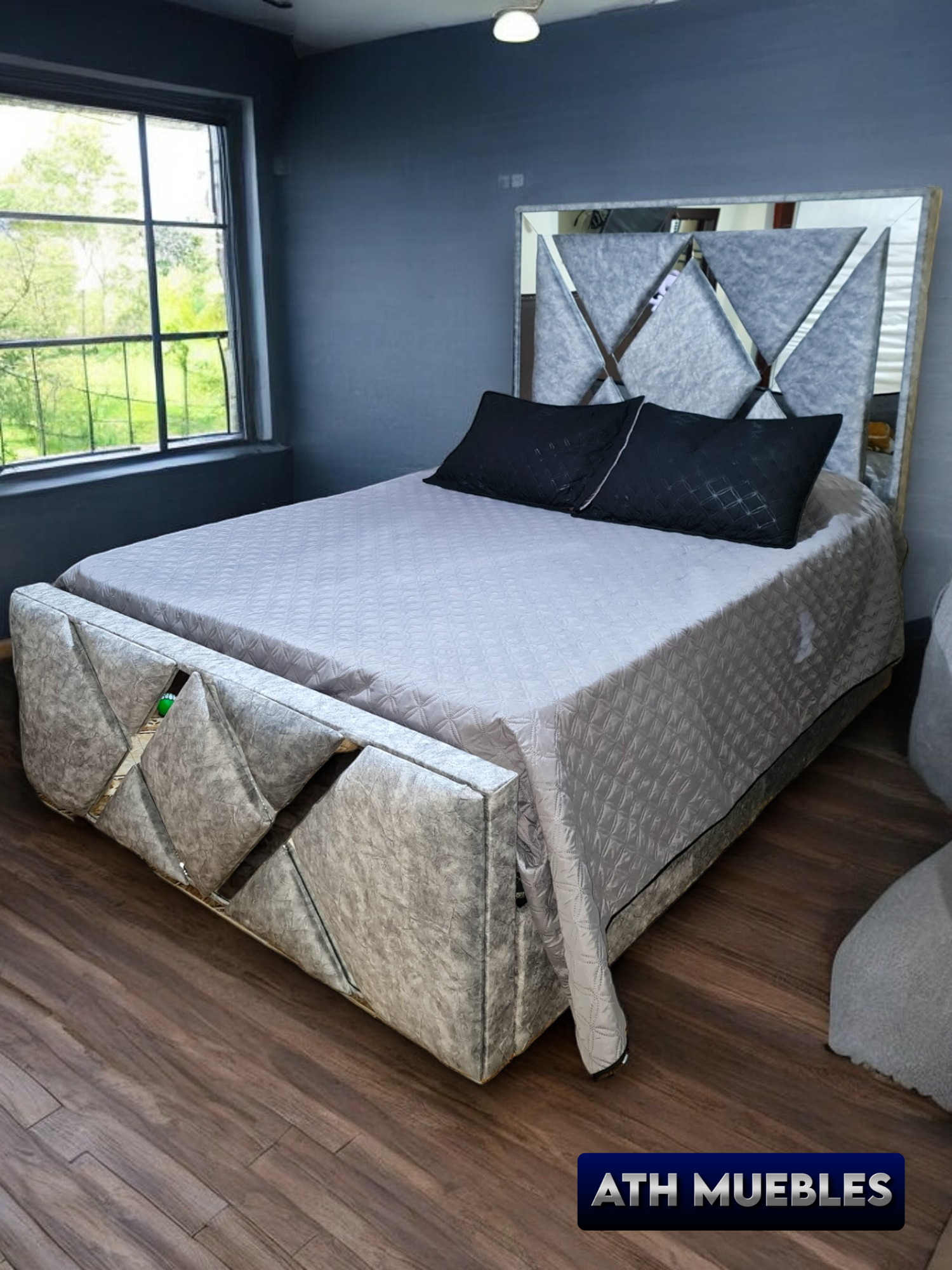 Cama gris con espaldar de espejo
