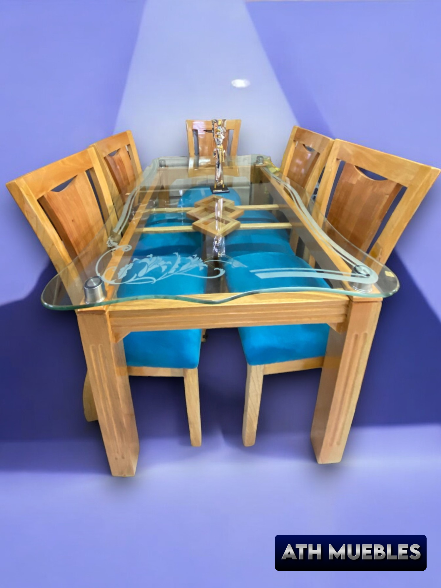 comedor de madera con sillas azules