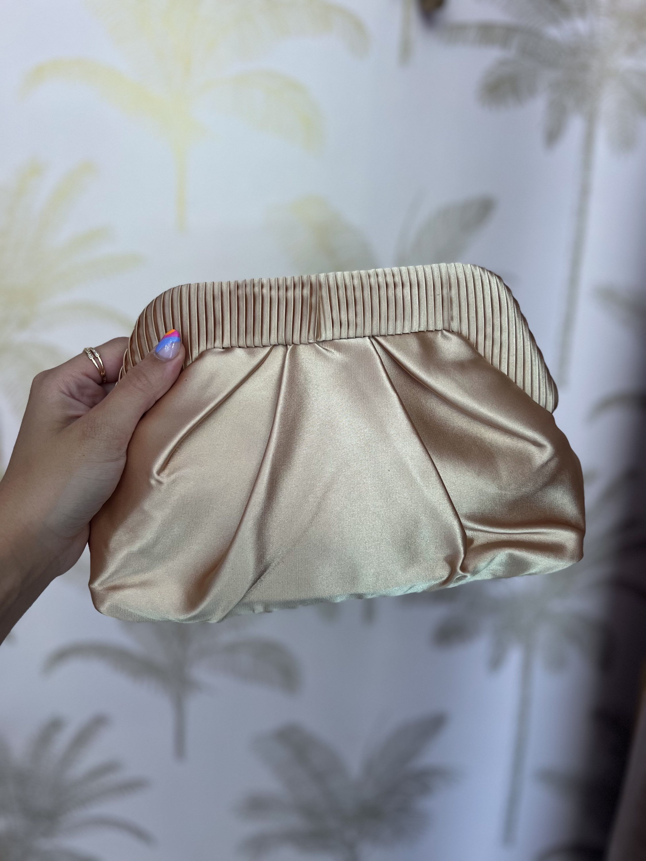 Bolso saco plisado champagne