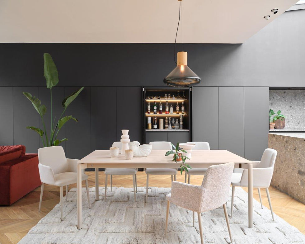 Thumbnail: Houten stoel met bekleding in stof of leder