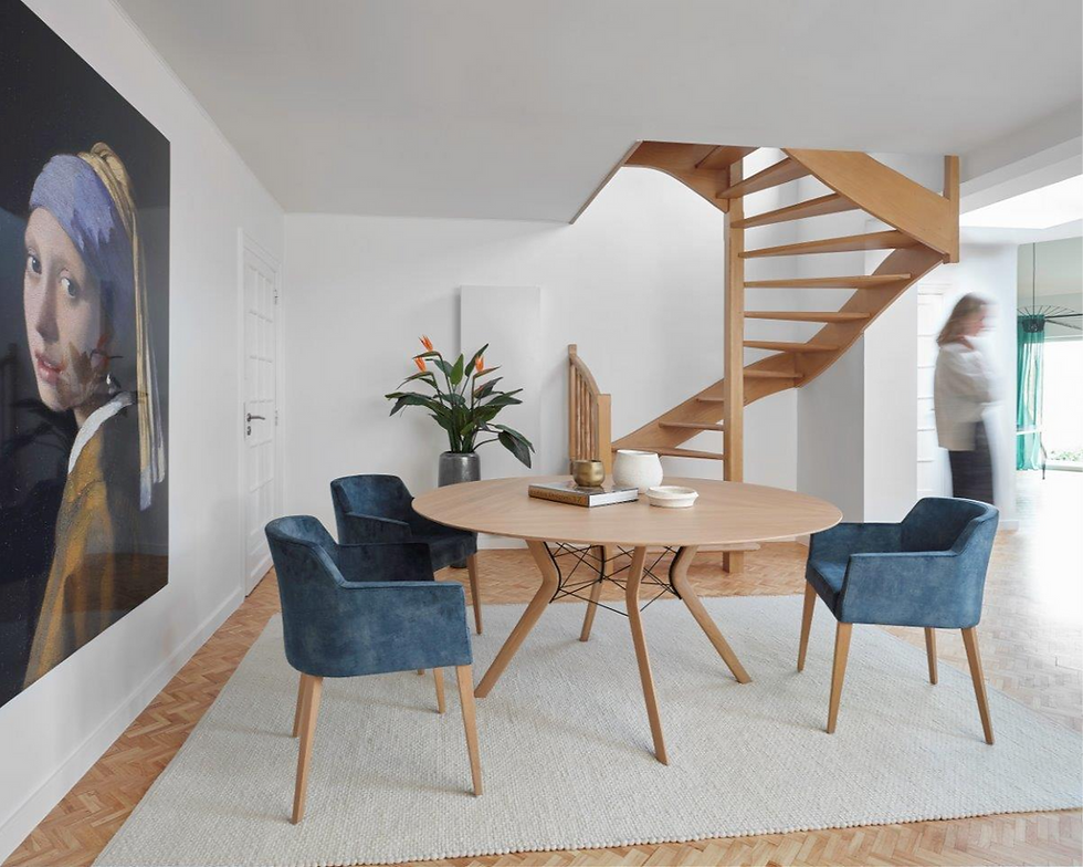 verfijnde ronde houten tafel - blad met verjongde rand.