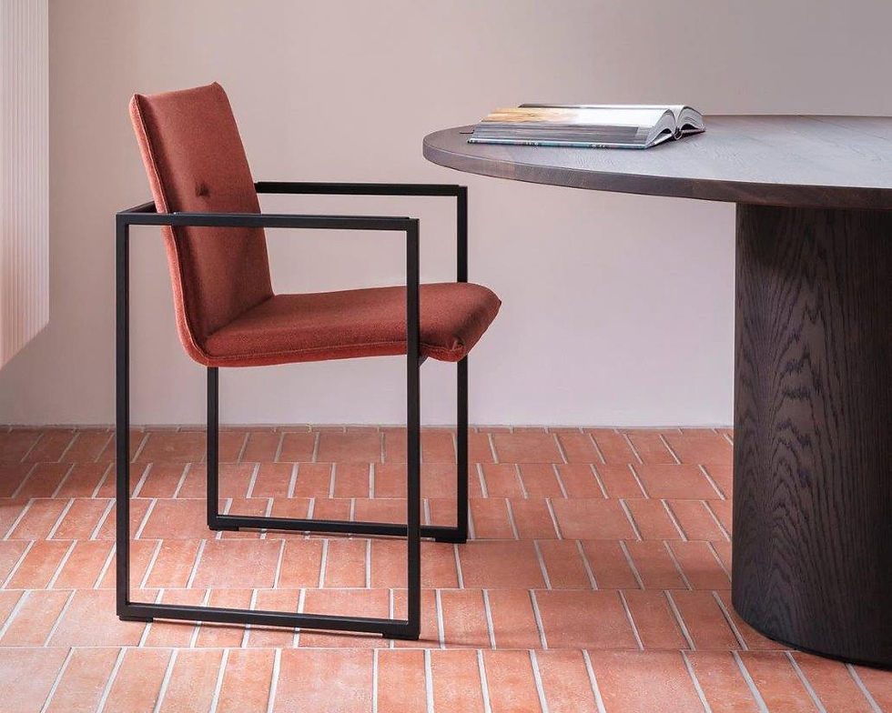 Arco Frame - strakke designstoel met een bekleding in een Kvadratstof of leder. Er zijn 2 breedtes mogelijk.