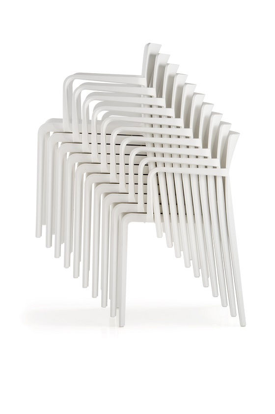 Pedrali Volt kunststof stoel met armleuningen gestapeld