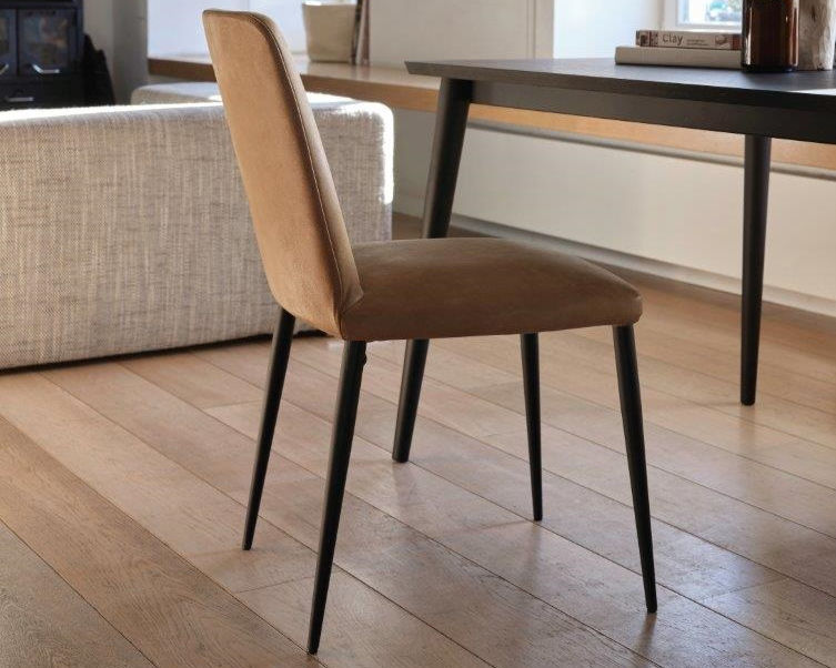 Houten stoel met bekleding in stof of leder