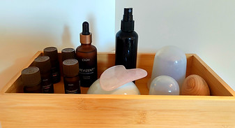 Massageoel. Gua Sha, Schröpfen, Triggerpunktbehandlung, Material für meine Frauenmassagepraxis in der Kinderarztpraxis Drachenhügel in Rheinfelden, Fricktal, Aargau, Schweiz