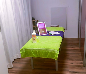 Massagepraxisraum in Magden elektrische Massageliege