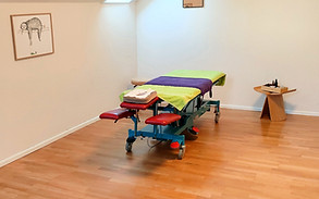 Elektrische Massageliege für eine Massagepraxis in Rheinfelden in der Kinderarztpraxis Drachenhügel, wunderschöner Lichtdurchfluteter Raum, für meine Ganzheitlche Behandlung für Frauen, Gua Sha Schröpftechnicken, Kinesio-Tapping, klassische Massage, Frauenbehandlung Ganzheitlich.im Frickal