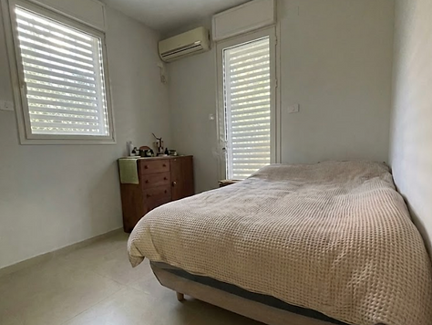 למכירה דירת גן 5.5 חדרים ענקית במודיעין שכונת הפרחים איציק זקש מתווך נדלן חדר שינה 3