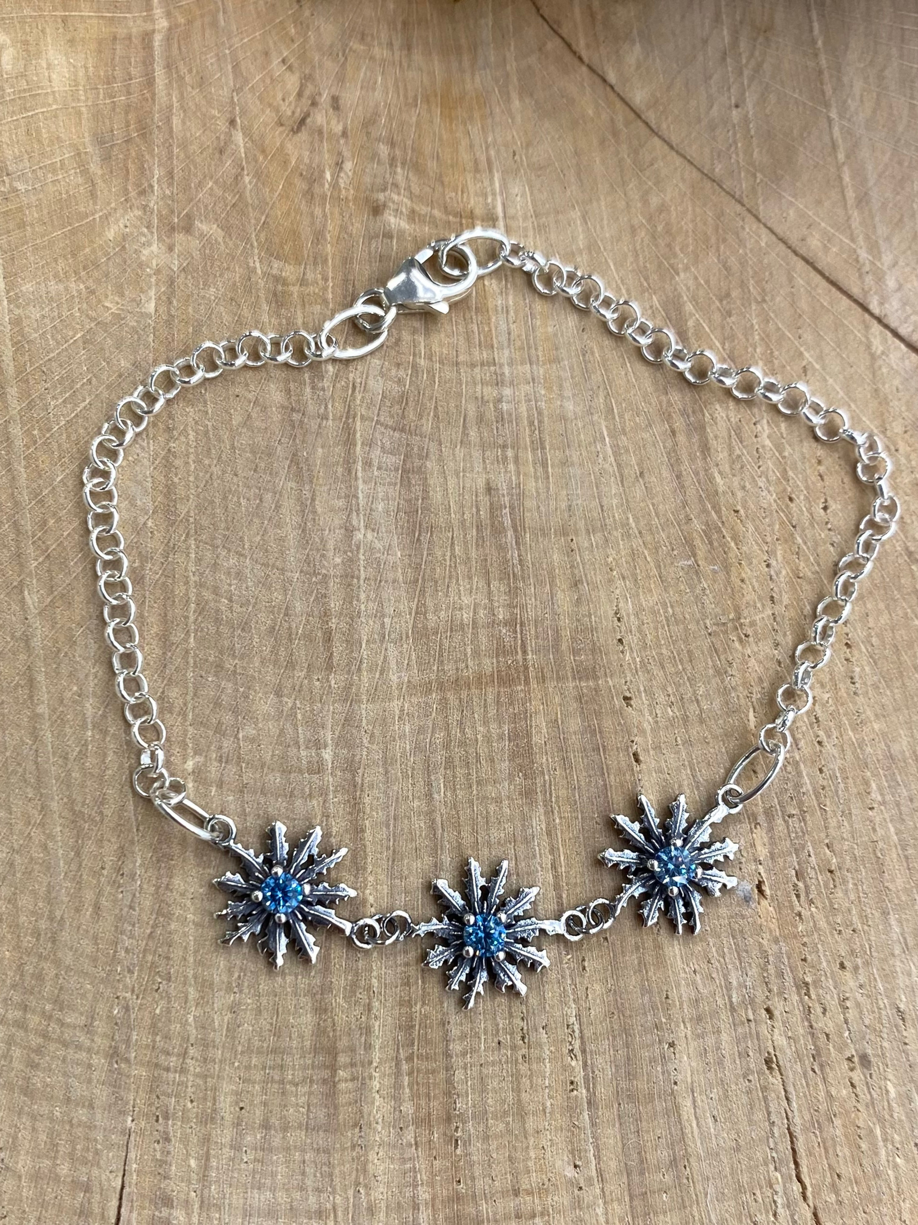 Pulsera Eguzkilore Plata y Circonitas  azules 