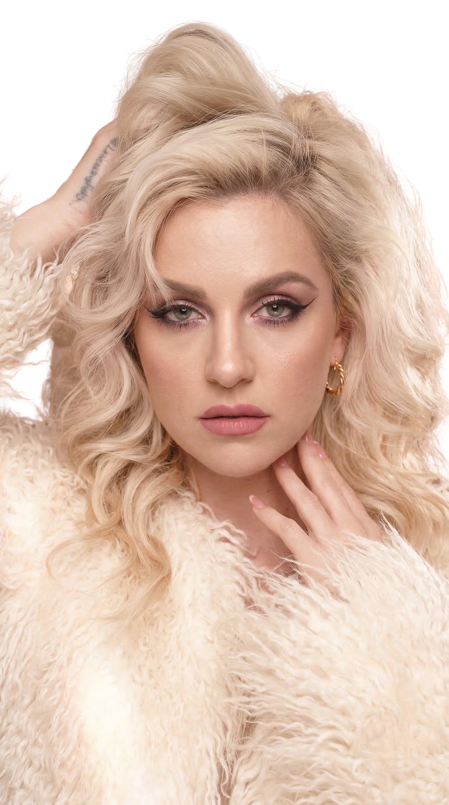 Firefly_GeminiFlash_Don't change her face, but give her more of a Britney Spears style pro