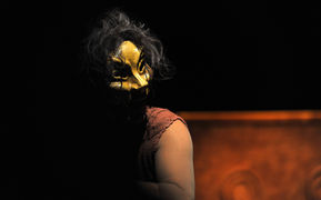 Máscara de Olympia, portada pela atriz Ângela Mourão