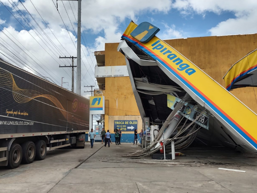 Motorista de carreta perde controle e invade posto de combustível em Manaus