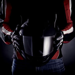 Hands-de-Moto-Rider-Holding-casque