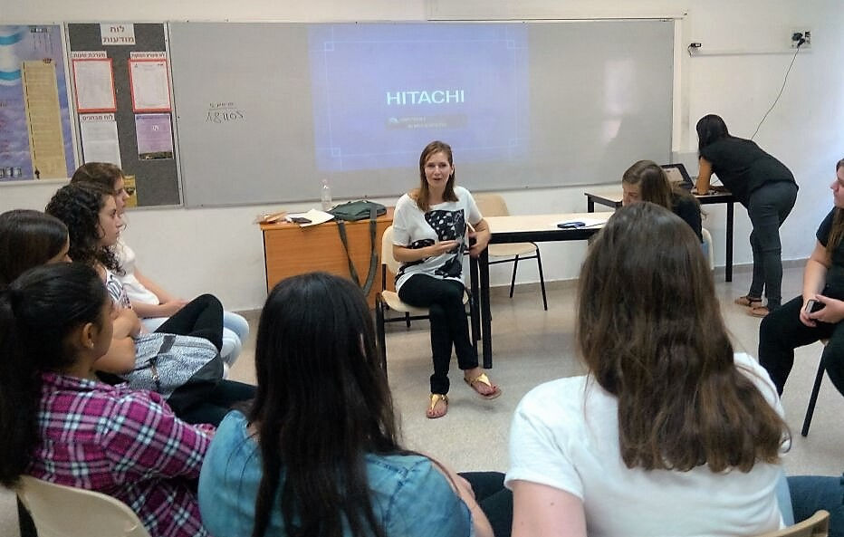 סדנה לתלמידות תיכון בנושא זוגיות