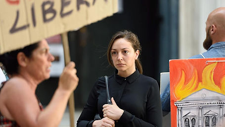 die-unscheinbare-lucie-aron-fuehrt-etwas