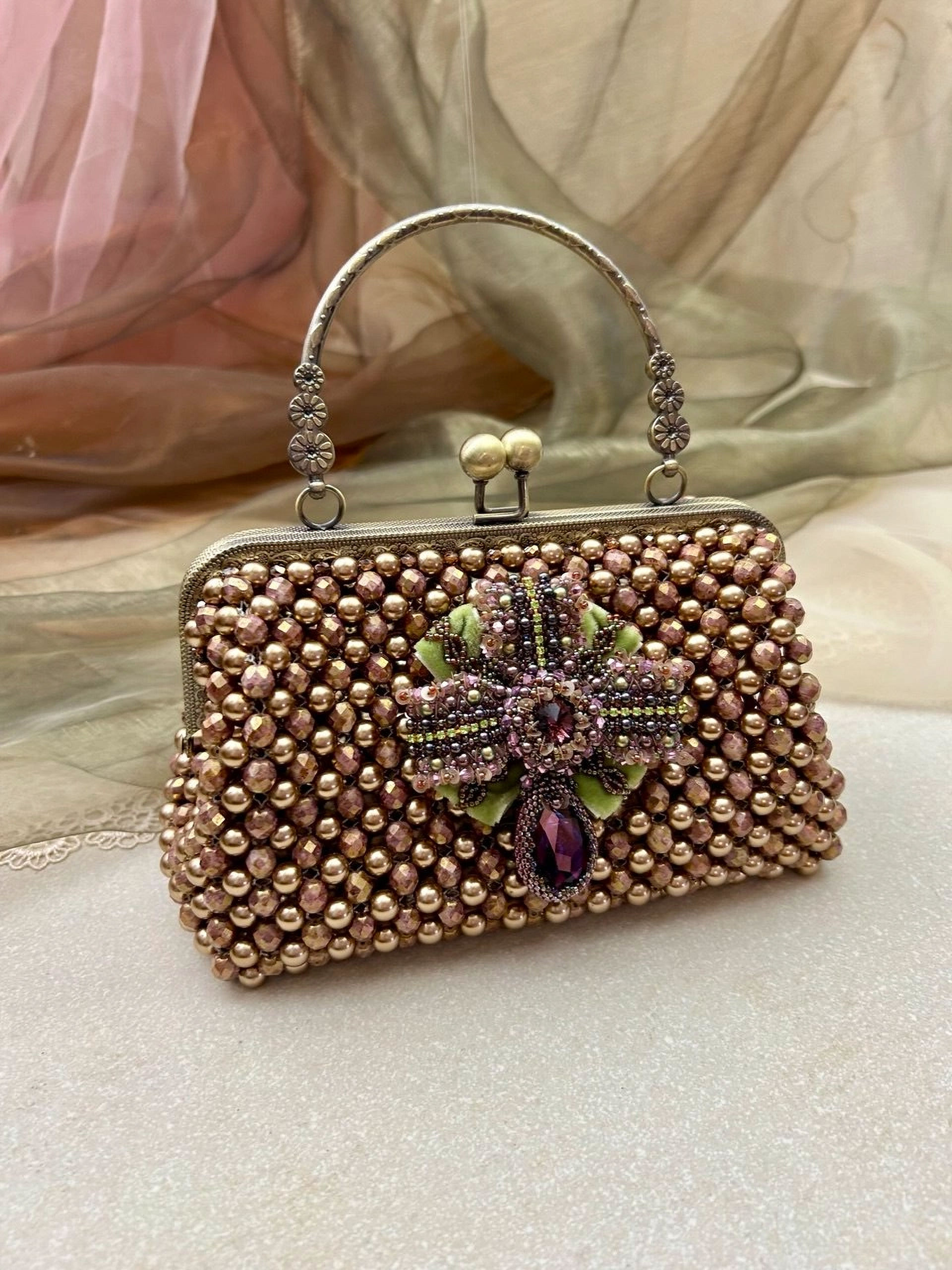 «Сумочка из бусин 8 мм на металлическом формуаре»
