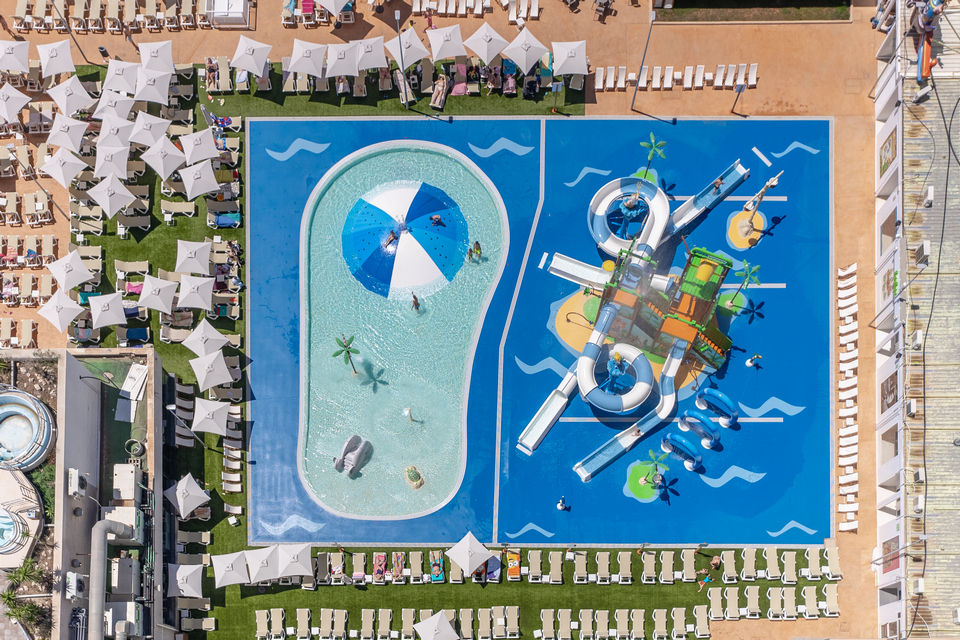 Vista aérea de piscina infantil y parque acuático en resort diseñado por Genovés Calleja Arquitectos.