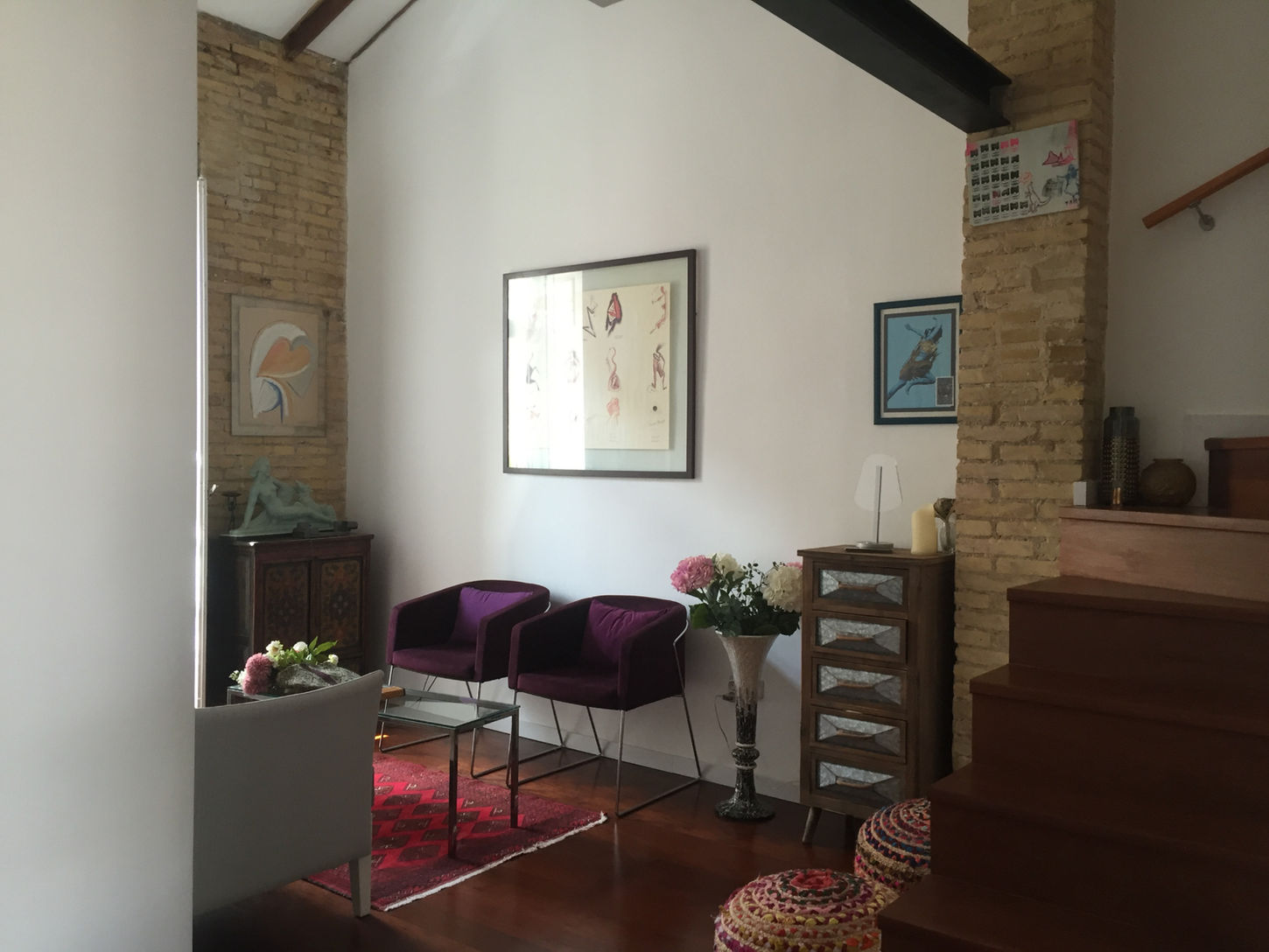 Espacio interior rehabilitado con muros de ladrillo visto en vivienda unifamiliar.