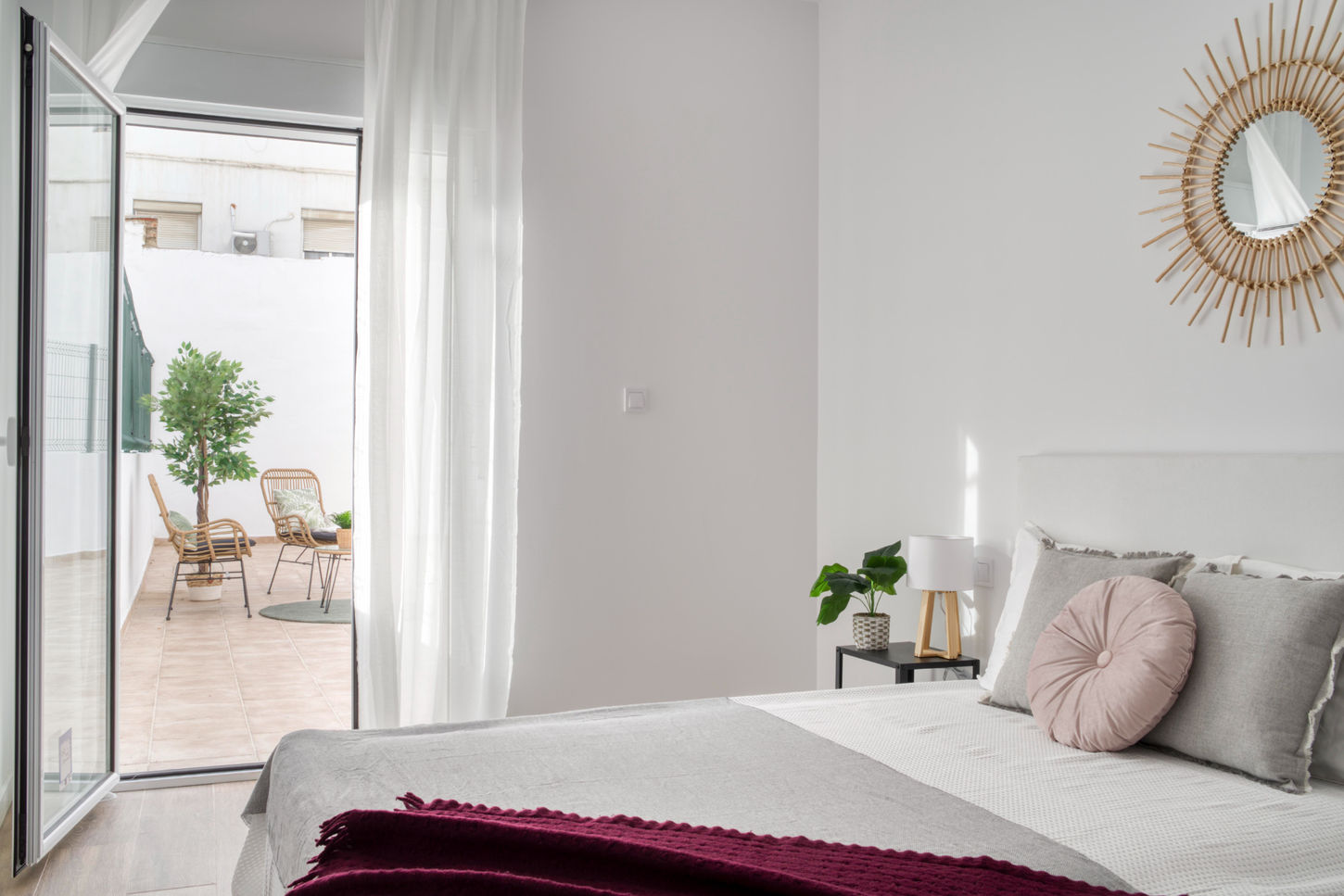 Dormitorio luminoso con acceso a terraza exterior en vivienda unifamiliar diseñada por Genovés Calleja Arquitectos.
