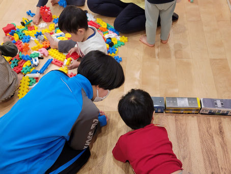 育児体験のお姉さんに「電車の名前」を教えてあげたよ!