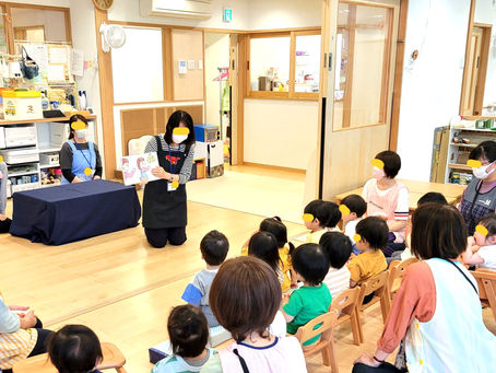 クマボラさんによる「絵本の読み聞かせ」に集中