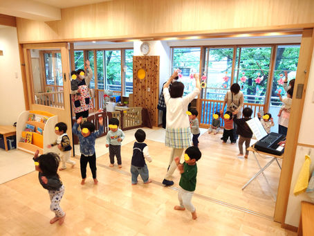 雨の日は、1歳児、2歳児のお部屋を開放して「おしゃらリズム遊び」
