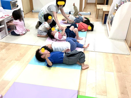 ふわふわマットの上をゴロゴロ気持ちいいなあ