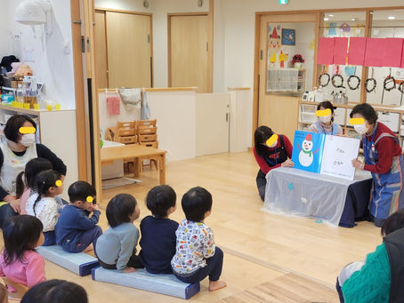 R5.12.15 くまぼらさんの絵本の読み聞かせに地域の方も参加して、園児たちと交流しました。