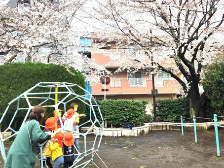 2歳児のおしゃら探検隊が宇宙船に乗り込んでお花見