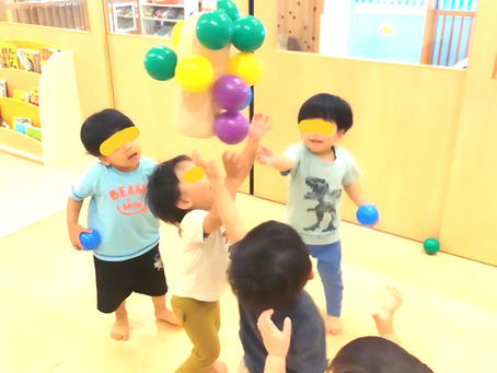 天井から吊り下げたペットボトルのボール剥がし遊び