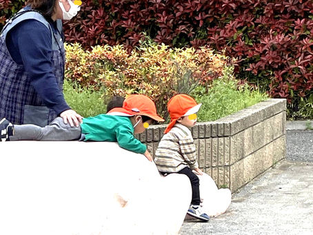 1歳児のおしゃら探検隊が「ピンクのブタの背に乗って🎵」